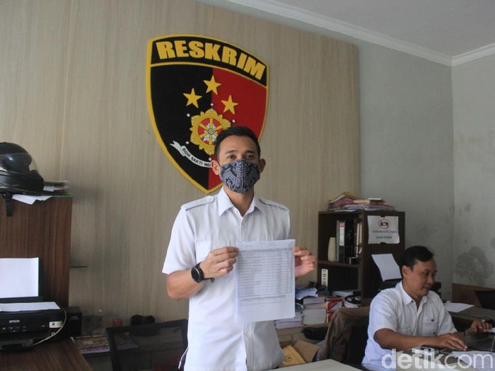 Seorang camat di Kabupaten Kediri diperiksa polisi terkait kasus penipuan. Ia diduga meminta sejumlah uang kepada korban yang ingin menjadi perangkat desa.