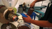 Menurut pemilik, permintaan biji kopi siap giling atau yang sudah disangrai meningkat saat pandemi COVID-19.