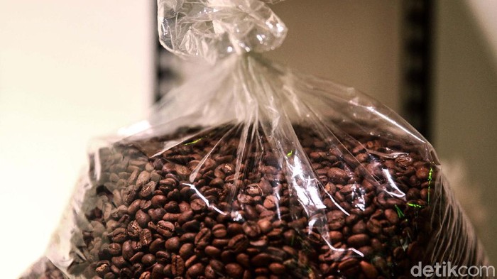 Permintaan biji kopi siap giling atau yang sudah disangrai meningkat saat pandemi COVID-19. Seperti yang dialami toko Joyo 99 Coffee & Co, di Tangerang Selatan.