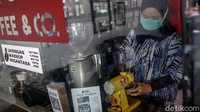 Pramuniaga membuat kopi tester untuk para calon pembeli.