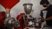 Tempat ini merupakan toko grosir yang biasa menjadi rujukan coffee shop hingga warung kopi (warkop) untuk berbelanja.