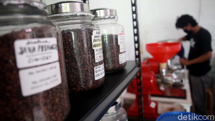 Permintaan biji kopi siap giling atau yang sudah disangrai meningkat saat pandemi COVID-19. Seperti yang dialami toko Joyo 99 Coffee & Co, di Tangerang Selatan.