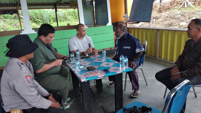 Pertemuan Bupati Nduga dengan Dansektor Baliem Kolonel Inf Yusup dan Lettu Inf Azlan selaku Danki-C Satgas Yonif PR 330/TD di Kenyam, Minggu (19/7) (dok. Istimewa)