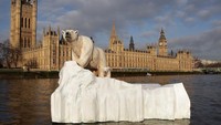 Beberapa wilayah tetap membeku di Arktika, sehingga makhluk hidup seperti beruang kutub, anjing laut, dan walrus dapat bertahan hidup. Getty Images/Oli Scarff.