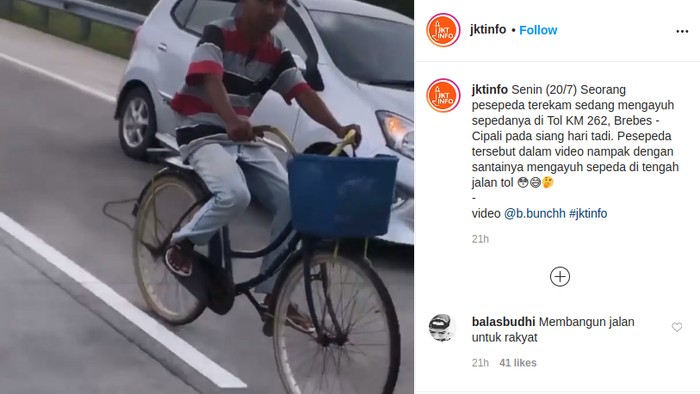 Sepeda ini masuk tol dan gowes dengan santai.