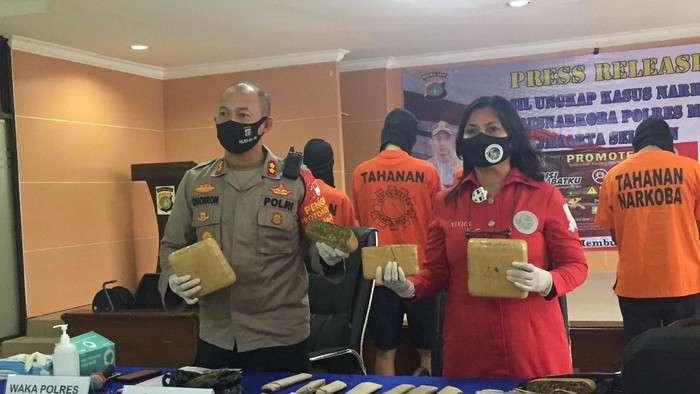 Polres Jaksel tangkap pengedar ganja di salah satu kampus di Jakbar.