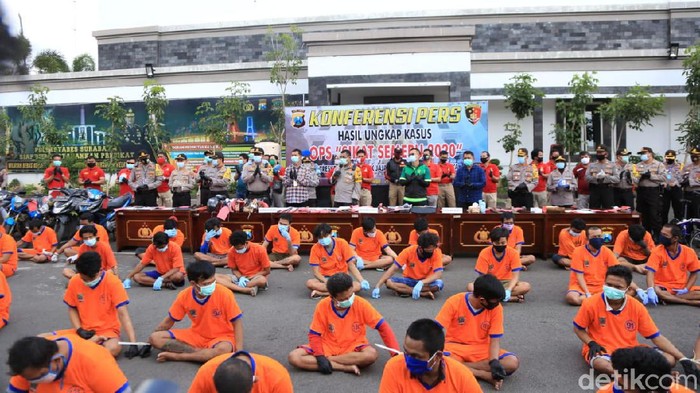 Polrestabes Surabaya menggelar ungkap kasus hasil Operasi Sikat Semeru 2020 yang berlangsung mulai 6-17 Juli. Polisi mengungkap 494 kasus dan menangkap 381 pelaku.