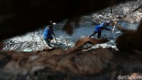 Sejumlah pasukan biru atau petugas dari Suku Dinas Sumber Daya Air Kecamatan Matraman, Jakarta Timur, mengerjakan perbaikan turap di Jalan Asem Gede Utara, Kelurahan Utan Kayu Selatan, Matraman, Jakarta Timur, Selasa (21/07/2020).