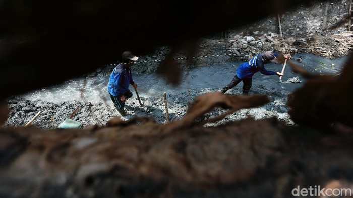 Potret Perbaikan Turap di Utan Kayu Selatan Petugas memperbaiki turap di Utan Kayu Selatan, Matraman, Jakarta Timur. Turap tersebut longsor pada Februari lalu.
