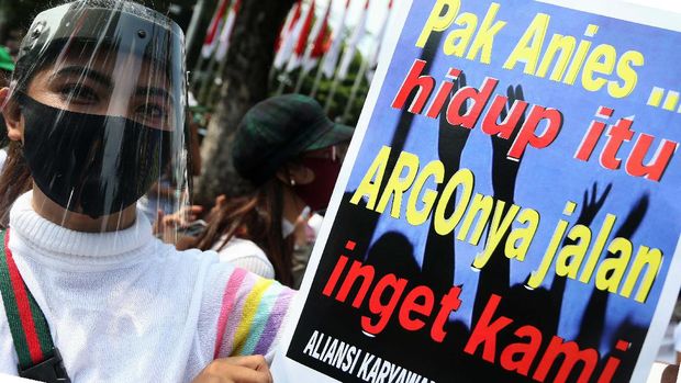 Para pekerja hiburan malam melakukan aksi demo di depan gedung Balai Kota DKI Jakarta, Jakarta Pusat. Begini tuntutan mereka yang terlihat dari poster yang dibawa.