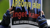 Dalam aksinya mereka menuntut Gubenur DKI Jakarta Anies Baswedan untuk membuka tempat hiburan malam dalam masa PSBB Transisi fase kedua di Jakarta. ANTARA FOTO/M Risyal Hidayat.
