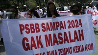 Ada juga spanduk bertuliskan PSBB sampai 2024 gak masalah yang penting buka tempat kerja kami. ANTARA FOTO/M Risyal Hidayat.