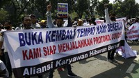 Massa juga mengatakan siap menjalankan protokol kesehatan jika hiburan malam kembali dibuka. ANTARA FOTO/M Risyal Hidayat.