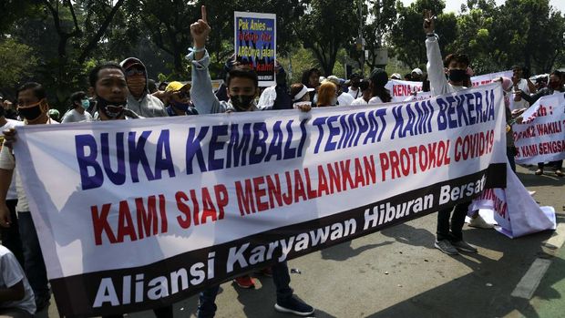 Para pekerja hiburan malam melakukan aksi demo di depan gedung Balai Kota DKI Jakarta, Jakarta Pusat. Begini tuntutan mereka yang terlihat dari poster yang dibawa.