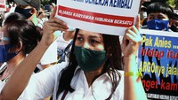 Seorang demonstran membentangkan poster bertuliskan Pak Anies air mata kami untuk menghidupkan keluarga biar kami bekerja kembali