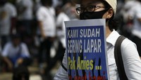 Massa aksi yang tergabung dalam Aliansi Karyawan Hiburan dan Pengusaha Hiburan melakukan aksi damai di depan Balai Kota DKI Jakarta, Selasa (21/7/2020). ANTARA FOTO/M Risyal Hidayat.