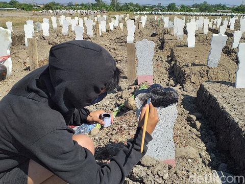 Puluhan Nisan di Pemakaman Blok Khusus COVID-19 Keputih Surabaya Dicat Warna-warni