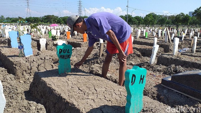 Puluhan Nisan di Pemakaman Blok Khusus COVID-19 Keputih Surabaya Dicat Warna-warni