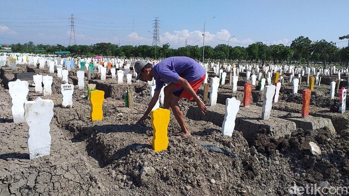 Puluhan Nisan di Pemakaman Blok Khusus COVID-19 Keputih Surabaya Dicat Warna-warni