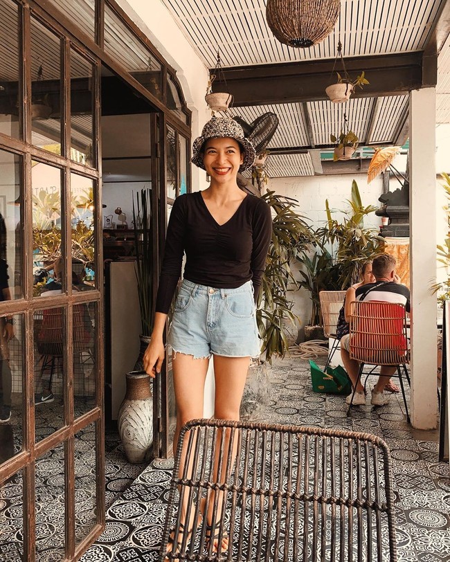 Bukan rahasia lagi jika istri Chicco Jerikho ini memiliki  paras yang rupawan. Putri Marino sendiri diketahui berasal dari Bali dan memiliki darah keturunan Italia dari sang ayah. Tak heran jika pesonanya beda dan bikin susah kedip. Foto: Instagram @putrimarino