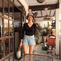 Bukan rahasia lagi jika istri Chicco Jerikho ini memiliki  paras yang rupawan. Putri Marino sendiri diketahui berasal dari Bali dan memiliki darah keturunan Italia dari sang ayah. Tak heran jika pesonanya beda dan bikin susah kedip. Foto: Instagram @putrimarino