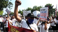 Dalam aksinya, mereka menyerukan keluhan dimana puluhan ribu karyawan sudah menjadi pengangguran dan pengusaha hiburan telah gulung tikar.