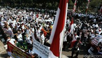 Mereka menuntut dibukanya kembali diskotek, karaoke, bar, griya pijat dan tempat hiburan malam lainnya.
