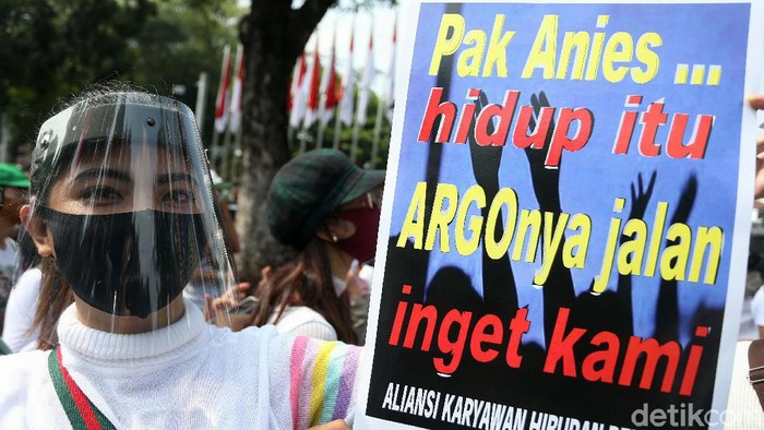 Ratusan pekerja hiburan menggeruduk kantor Anies Baswedan di Balai Kota, Jakarta, Selasa (21/7). Mereka meminta usaha hiburan segera dibuka.