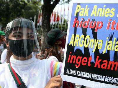 Ratusan Pekerja Hiburan Malam Geruduk Kantor Anies Baswedan
