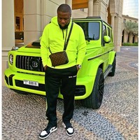 Dalam akun Instagramnya yang bernama @hushpuppi itu Raymond menuliskan keterangan bahwa dirinya adalah seorang pengembang real estate. Dia kerap kali berpose bersama mobil-mobil mewah seperti Rolls Royce, Ferrari, serta jet pribadi yang digunakannya. Tak hanya itu saja, pakaian dan benda-benda yang dipakainya juga merupakan barang-barang bermerek yang berharga fantastis. Foto: Instagram @hushpuppi