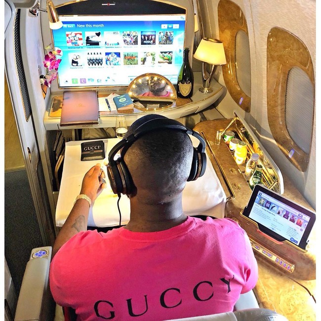 Pada tanggal 10 Juni pihak kepolisian mengunggah sebuah video penangkapan Raymond Abbas. Dalam video tersebut Raymond terlihat sangat terkejut ketika dirinya ditangkap dan diborgol. Foto: Instagram @hushpuppi