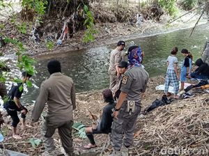 Tak Pakai Masker, 10 Anak Jalanan di Kota Blitar Dihukum Bersihkan Sungai