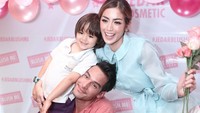 Jessica Iskandar, Richard Kyle dan El Barack selalu terlihat kompak layaknya sebuah keluarga. Dok. Instagram/inijedar