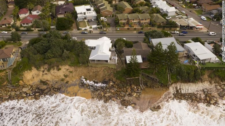 Rumah mewah terancam longsor di pantai Wamberal
