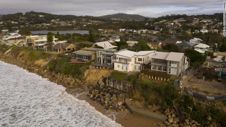 Rumah mewah terancam longsor di pantai Wamberal Rumah mewah terancam longsor di pantai Wamberal