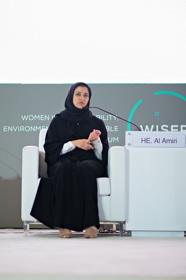 Selain sebagai pemimpin misi ke Mars, Sarah sendiri merupakan Menteri Ilmu Pengetahuan UEA yang menjabat sejak 2016. Wanita 33 tahun tersebut mengawali kariernya di bidang teknologi komputer lalu pindah ke teknologi luar angka di mana ia mulai mengerjakan satelit UAE pertama. Foto: Instagram dan Twitter Sarah Al Amiri