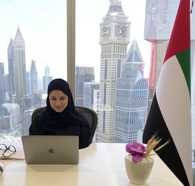 Pemilik nama lengkap Sarah binti Yousif Al Amiri ini memimpin 450 saintis UAE yang sedang berusaha mengembangkan bidang sains dan teknologi selain minyak. Kemarin, UAE meluncurkan roket pendorong dari Tanegashima, Jepang yang sempat disiarkan secara langsung. Roket tersebut dijadwalkan akan tiba tujuh bulan kemudian. Foto: Instagram dan Twitter Sarah Al Amiri