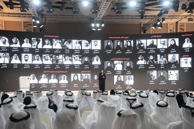 Lulusan American University of Sharjah jurusan Teknik Komputer tersebut pun mengaku sudah tertarik dengan dunia luar angkasa sejak kecil sehingga pekerjaannya sekarang seperti sebuah cita-cita yang terwujudkan. Foto: Instagram dan Twitter Sarah Al Amiri