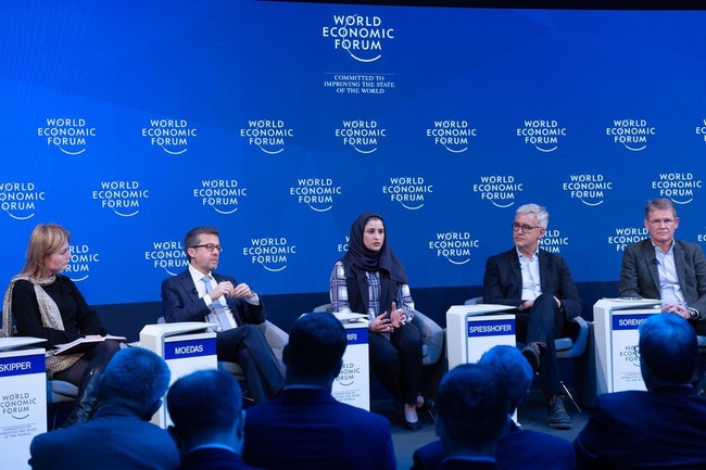 Sebagai seorang gadis muda, di usia 12 tahun, aku melihat gambar galaksi Andromeda, galaksi terdekat dengan galaksi bima sakti. Mereka memberitahu bahwa mereka sedang mengerjakan sektor luar angkasa dan aku punya mimpi, jadi aku sukses mewujudkannya, tuturnya di TEDx Talk Dubai pada 2017. Foto: Instagram dan Twitter Sarah Al Amiri