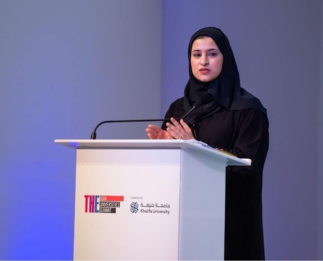 Sosok Sarah menjadi perbincangan karena usianya yang masih tergolong muda sebagai pemimpin dan kehadirannya dalam proyek sains. Dilansir Nature, dalam sebuah misi luar angkasa biasanya wanita hanya mengisi 34% dari tim. Sedangkan di EAE sendiri jumlahnya lebih sedikit yakni 28%. Foto: Instagram dan Twitter Sarah Al Amiri