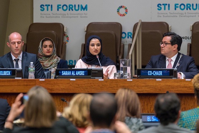 Sarah Al Amiri juga menekankan manfaat eksplorasi bidang teknologi untuk keberlangsungan ekonomi di masa depan. Ketika kamu bicara ekonomi UAE dalam 30 tahun ke depan, salah satu fondasinya adalah sains dan teknologi karena kamu ingin punya teknologi berbasis pengetahuan, pengetahuan produksi, kegunaan pengetahuan dan menciptakan aset tidak berwujud, Foto: Instagram dan Twitter Sarah Al Amiri