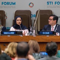 Sarah Al Amiri juga menekankan manfaat eksplorasi bidang teknologi untuk keberlangsungan ekonomi di masa depan. Ketika kamu bicara ekonomi UAE dalam 30 tahun ke depan, salah satu fondasinya adalah sains dan teknologi karena kamu ingin punya teknologi berbasis pengetahuan, pengetahuan produksi, kegunaan pengetahuan dan menciptakan aset tidak berwujud, Foto: Instagram dan Twitter Sarah Al Amiri