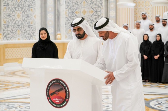 Sebelumnya ia adalah kepala riset dan pengembangan di Mohamed bin Rashid Space Center, organisasi milik pemerintah yang fokus pada program luar angkasa. Sarah bekerja selama 11 tahun lima bulan hingga akhirnya menjadi menteri. Foto: Instagram dan Twitter Sarah Al Amiri