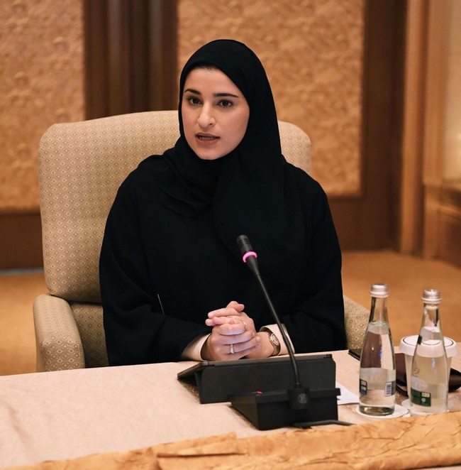 Sosok Sarah Al Amiri diperbincangkan setelah ia ditunjuk sebagai Deputy Project Manager dalam misi ke Mars yang sedang diluncurkan Uni Emirat Arab. Kepemimpinannya dalam membawa kendaraan yang dinamai Al-Amal ke planet merah pun jadi sorotan. Foto: Instagram dan Twitter Sarah Al Amiri