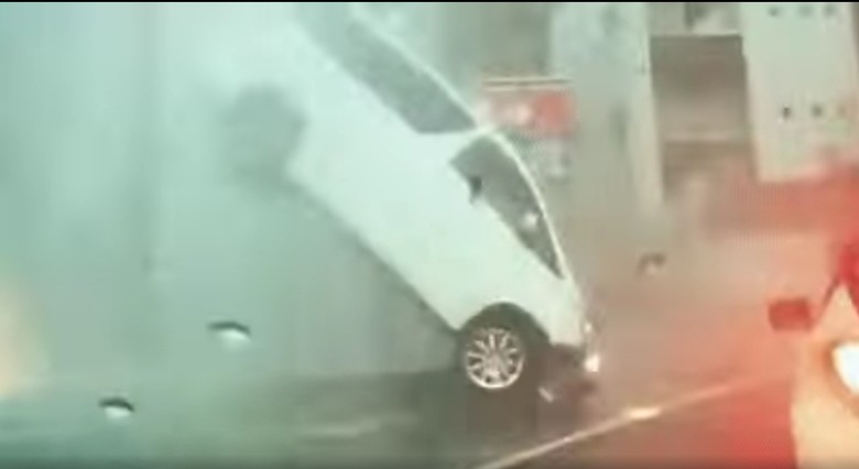 Sebuah minivan di jalanan Jepang mental ke udara gara-gara semburan air yang muncul tiba-tiba Sebuah minivan di jalanan Jepang mental ke udara gara-gara semburan air yang muncul tiba-tiba
