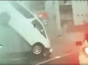 Detik-detik Mobil Terpental Gara-gara Semburan Air yang Muncul Mendadak