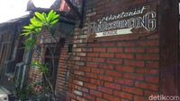 Ciri utama bangunan ini adalah batu bata merah. Tepat bersebelahan dengan bangunan rumah warga corak tradisional Jawa yang membentuk lorong panjang. (Kristina/detikcom)