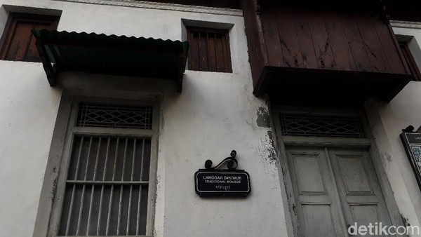 Bangunan ini adalah langgar (mushola) keluarga yang berada di loteng atas beberapa rumah Jawa di Kotagede. Struktur bangunannya bercorak klasik dengan warna tembok putih cream dan perpaduan kayu-kayu coklat kehitaman. Langgar ini terletak tepat di sebelah Rumah Pesik Kotagede. (Kristina/detikcom) Bangunan ini adalah langgar (mushola) keluarga yang berada di loteng atas beberapa rumah Jawa di Kotagede. Struktur bangunannya bercorak klasik dengan warna tembok putih cream dan perpaduan kayu-kayu coklat kehitaman. Langgar ini terletak tepat di sebelah Rumah Pesik Kotagede. (Kristina/detikcom)
