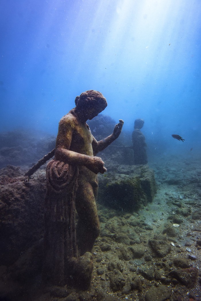 Kota Baia dikenal sebagai surga dunia. Dulu, orang-orang super kaya di masa Romawi kuno berpesta pora di kota yang kini berada di bawah laut Naples tersebut.
