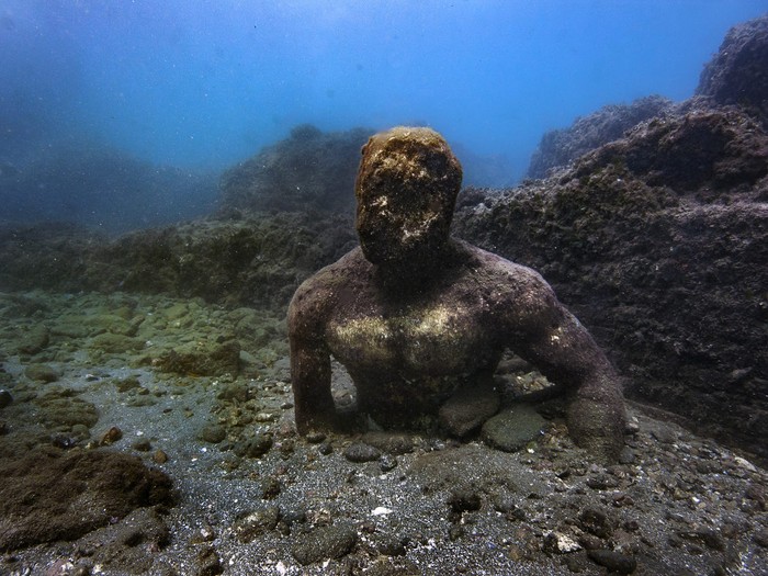 Kota Baia dikenal sebagai surga dunia. Dulu, orang-orang super kaya di masa Romawi kuno berpesta pora di kota yang kini berada di bawah laut Naples tersebut.